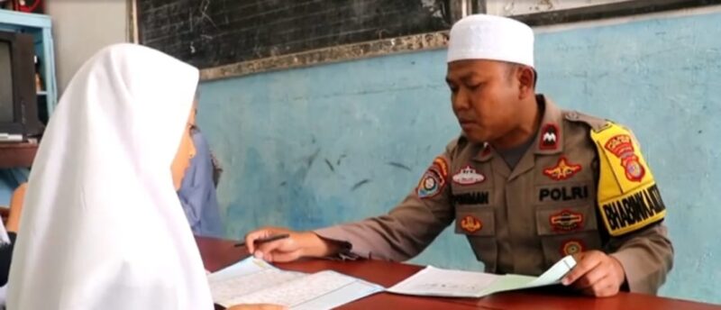 Aktifitas Aipda Poniman saat mengajar ngaji di Pekon Pampangan, Sekincau, Lampung Barat.