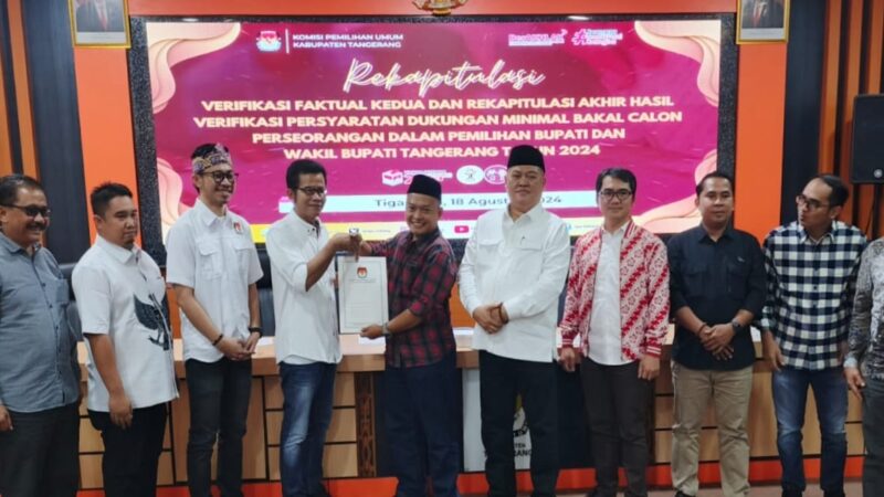 Pasangan Zulkarnain SE dan Lerru Yustira saat menerima hasil verifikasi KPU Kabupaten Tangerang, Minggu 18 Agustus 2024.