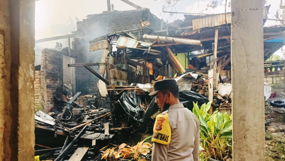 Polisi saat melakukan identifikasi kebakaran di Pekon Sinar Banten, Talang Padang, Tanggamus, Kamis 18 Agustus 2024.
