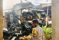 Polisi saat melakukan identifikasi kebakaran di Pekon Sinar Banten, Talang Padang, Tanggamus, Kamis 18 Agustus 2024.