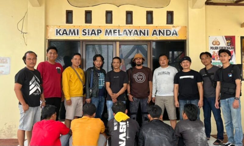 Kelima tersangka saat diamankan di Polsek Cukuh Balak, Tanggamus.