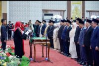 Empat puluh Anggota DPRD Pringsewu yang diambil sumpahnya oleh Ketua PN Tanggamus, Senin 19 Agustus 2024.