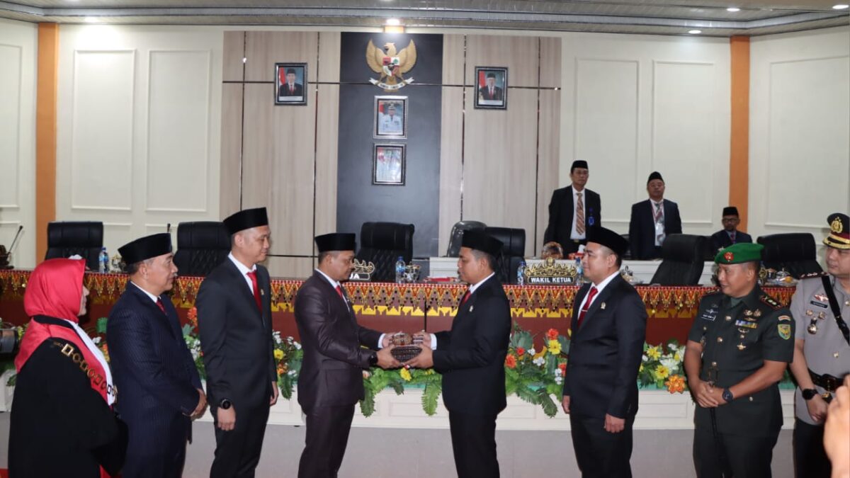 Serah terima palu pimpinan DPRD lama Heri Agus Setiawan kepada pimpinan sementara DPRD Tanggamus Didik Setiawan, Senin 19 Agustus 2024 | Herdi/Media Prioritastv.com.