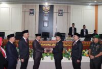 Serah terima palu pimpinan DPRD lama Heri Agus Setiawan kepada pimpinan sementara DPRD Tanggamus Didik Setiawan, Senin 19 Agustus 2024 | Herdi/Media Prioritastv.com.