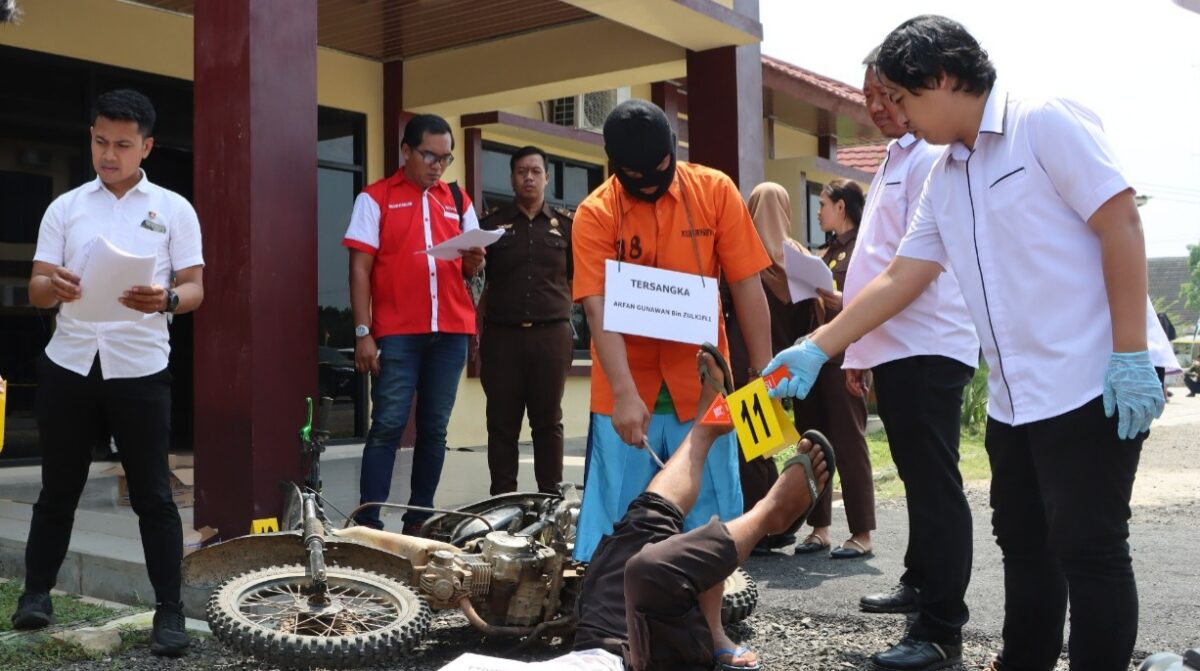 Adegan 11 saat tersangka melukai kaki korban saat rekonstruksi kasus pembunuhan di Gading Rejo, Pringsewu, Selasa 20 Agustus 2024.