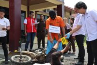 Adegan 11 saat tersangka melukai kaki korban saat rekonstruksi kasus pembunuhan di Gading Rejo, Pringsewu, Selasa 20 Agustus 2024.