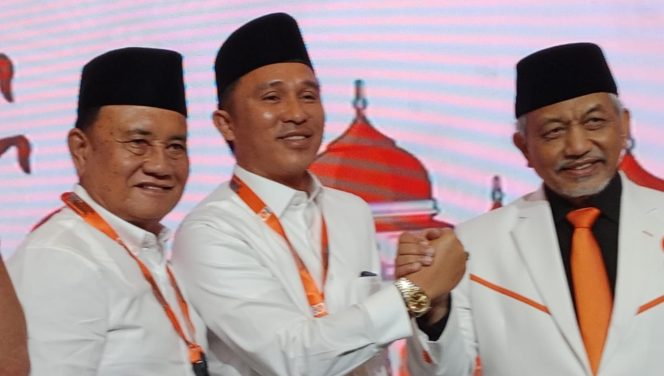 
 Parosil Mabsus Cakada Lampung Barat terima Rekom PKS.