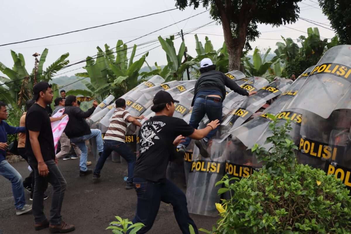 Simulasi unjuk rasa di depan kantor KPU Tanggamus, Kamis 22 Agustus 2024.