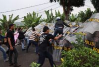 Simulasi unjuk rasa di depan kantor KPU Tanggamus, Kamis 22 Agustus 2024.