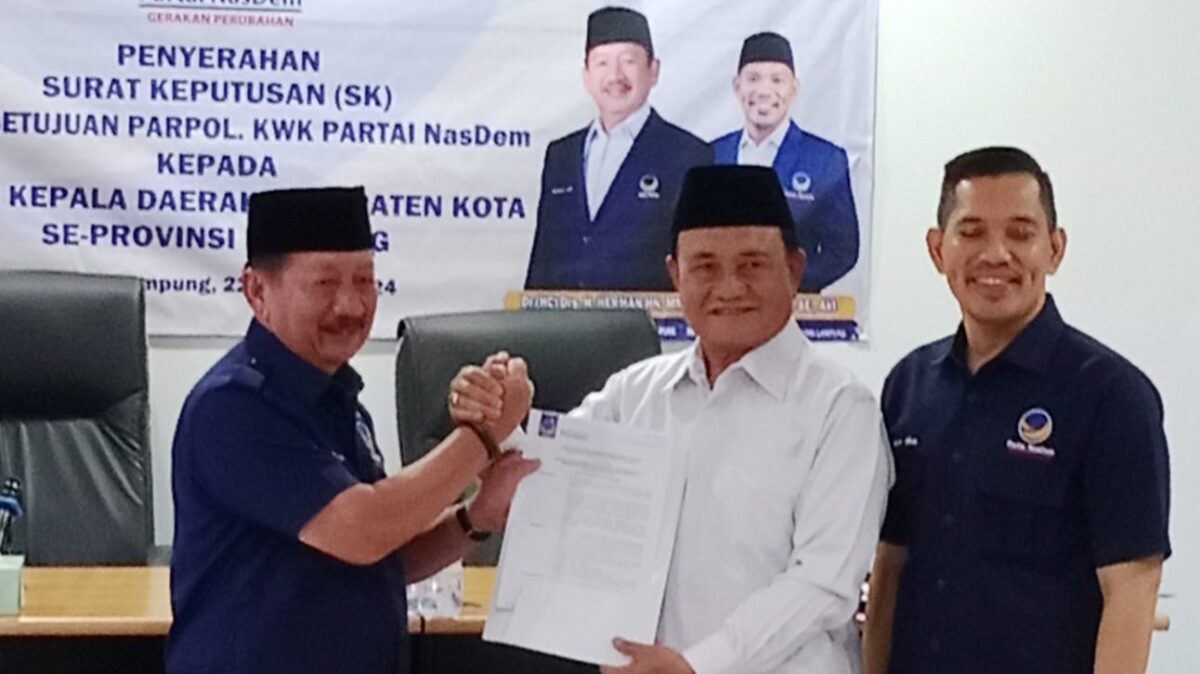 Penyerahan rekomendasi Partai Nasdem kepada Parosil dan Mad Hasnurin.