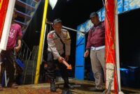 Polisi saat melakukan olah TKP penganiayaan di arena tong setan pasar malam Lampung Timur, Jumat 23 Agustus 2024 | Dok. Polres Lampung Timur.