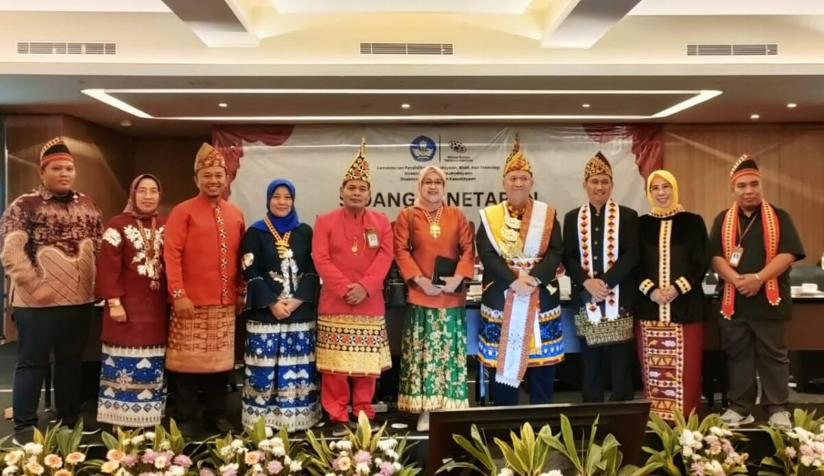 Kadis Pariwisata dan Kebudayaan Tanggamus, Suyanto (tiga dari kiri) usai menghadiri penetapan warisan budaya tak benda di Jakarta, Kamis 22 Agustus 2024, malam.