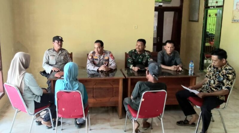 Rembuk pekon perkara dugaan pencurian dan pungut liar buah pala di Kantor Kecamatan Semaka, Jumat 23 Agustus 2024.