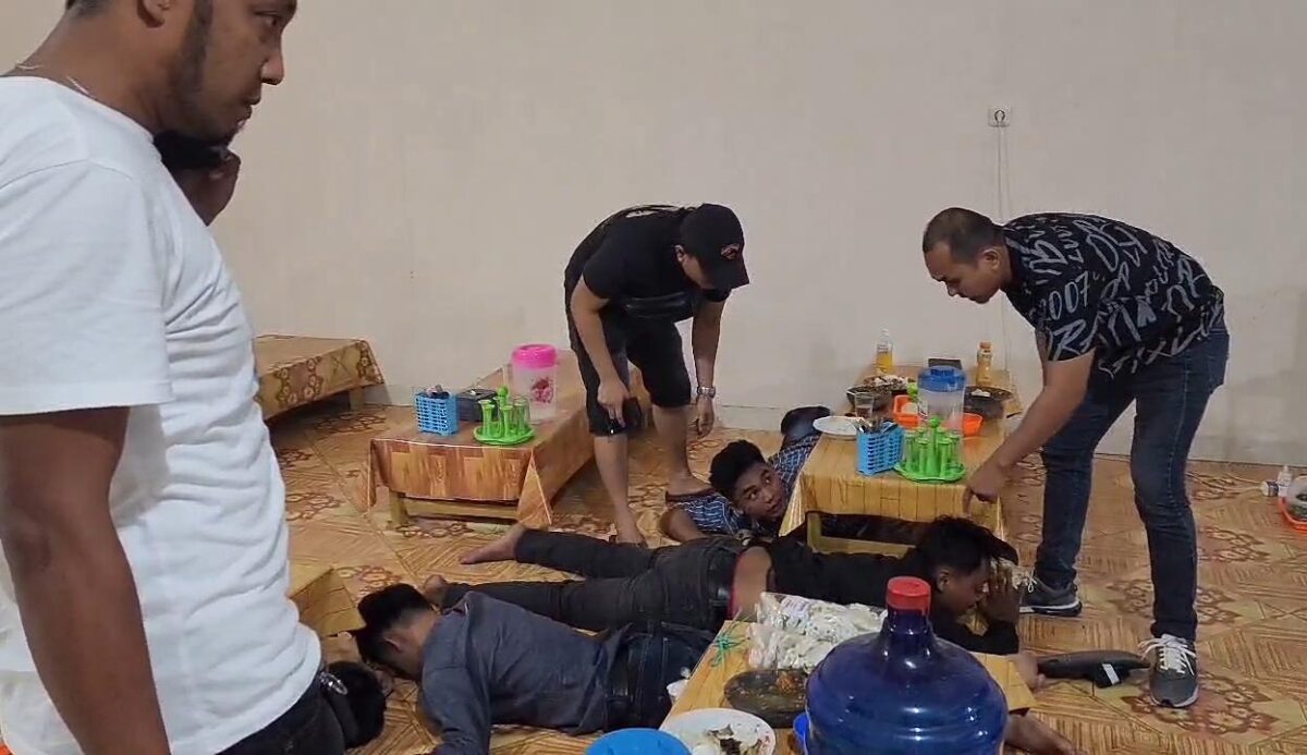 Keempat tersangka saat diringkus di sebuah rumah makan Pringsewu.