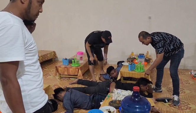 
 Keempat tersangka saat diringkus di sebuah rumah makan Pringsewu.