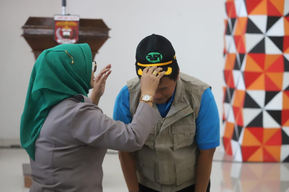 Penyematan topi RAPI kepada Pj Bupati Lampung Barat, Minggu 25 Agustus 2024.
