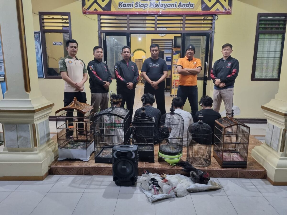 Keempat pelaku saat diamankan di Polsek Metro Utara, Metro, Lampung.