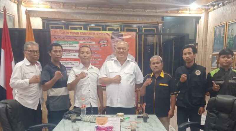 Zul - Lerru, Pasangan Independen Cakada Kabupaten Tangerang saat foto bersama.