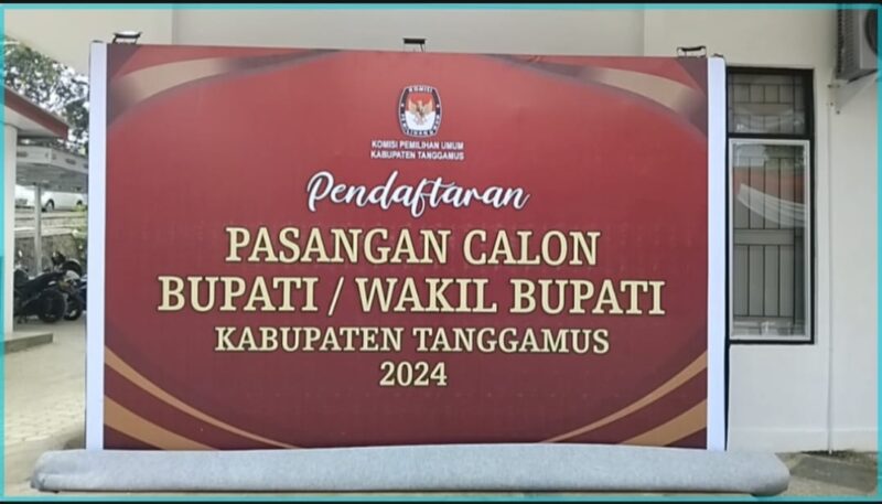 Banner Pendaftaran pasangan calon Bupati dan Wakil Bupati di KPU Tanggamus, Selasa 27 Agustus 2024 | Herdi/Media Prioritastv.com.