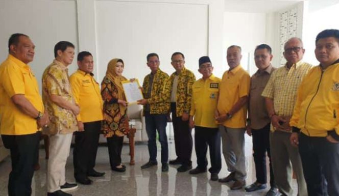 Calon Bupati Tanggamus Dewi Handajani saat menerima formulir B1-KWK Partai Golkar, Selasa 27 Agustus 2024 | Mustar Arifin/Media Prioritastv.com.