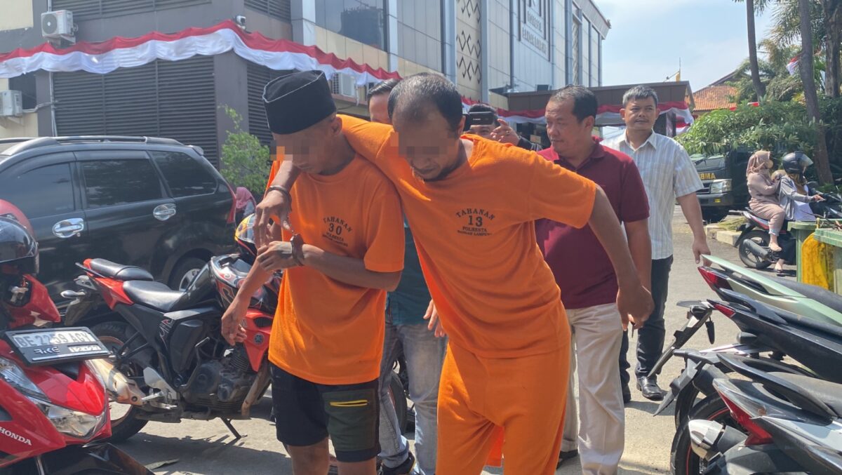 Kedua tersangka saat digiring ke sel tahanan Polresta Bandar Lampung.