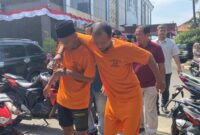 Kedua tersangka saat digiring ke sel tahanan Polresta Bandar Lampung.
