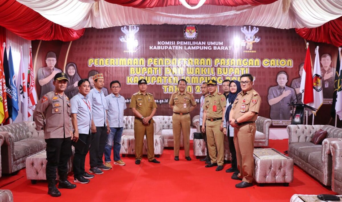 Pj Bupati Lampung Barat saat meninjau kesiapan KPU dalam penerimaan Cakada 2024.