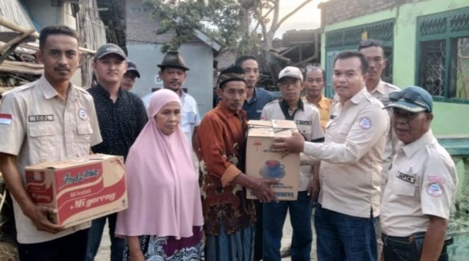 Ormas Gapta saat memberikan bantuan ke korban kebakaran rumah di Talang Padang, Selasa 27 Agustus 2024 | Mustar Arifin/Media Prioritastv.com.
