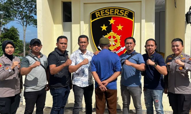 
 Tersangka setelah ditangkap Tekab 308 Polres Tanggamus, Selasa 27 Agustus 2024 | Dok. Polres Tanggamus.