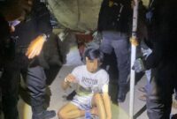 Pelaku pembawa tembakau Sinte saat diamankan polisi di Bandar Lampung.