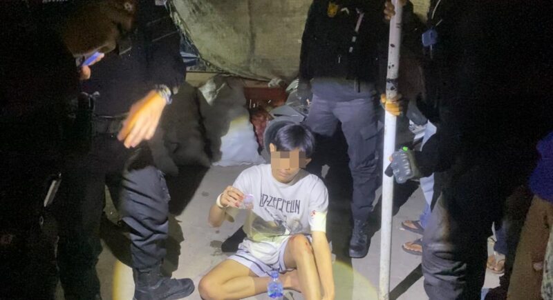 Pelaku pembawa tembakau Sinte saat diamankan polisi di Bandar Lampung.