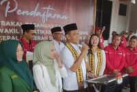 Calon Bupati Fauzi saat menyampaikan pernyataan usai mendaftar KPU, Kamis 29 Agustus 2024.