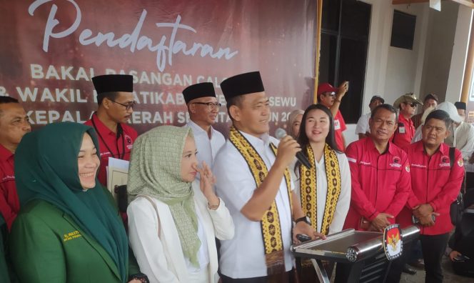 
 Calon Bupati Fauzi saat menyampaikan pernyataan usai mendaftar KPU, Kamis 29 Agustus 2024.