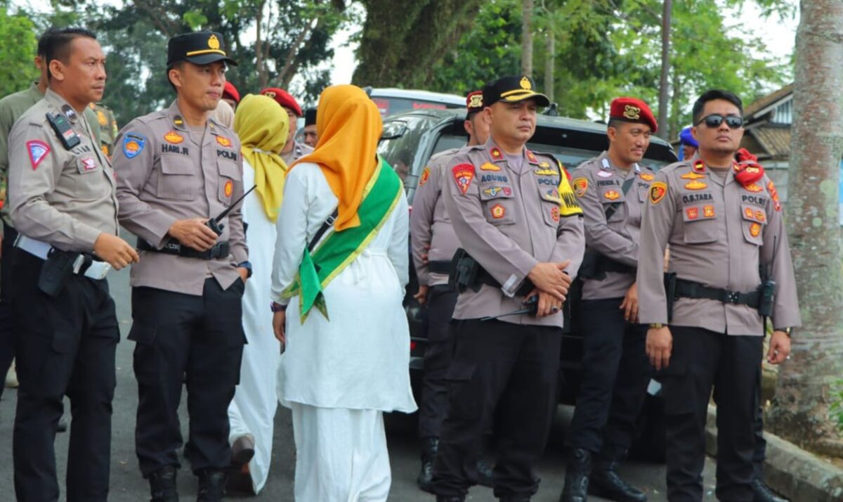 Pengamanan Polres Tanggamus di Area Kantor KPU, Kamis 29 Agustus 2024.