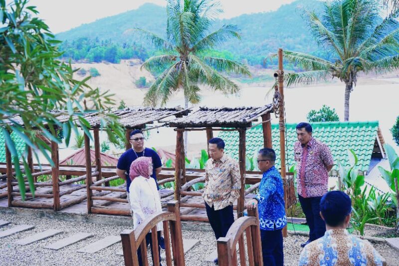 Pj Bupati Pringsewu Marindo Kurniawan saat mengunjungi wisata Lanakila Lake di Way Sekampung, Kamis 29 Agustus 2024.