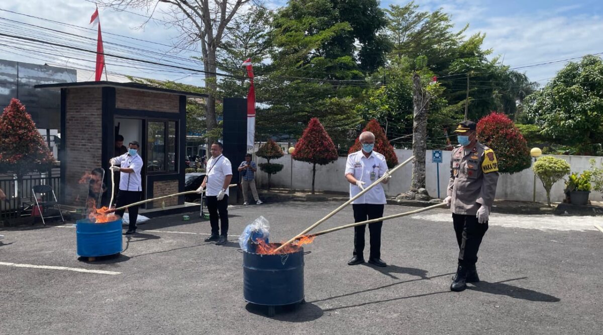Pemusnahan barang bukti di Kejaksaan Negeri Lampung Barat, Kamis 29 Agustus 2024.