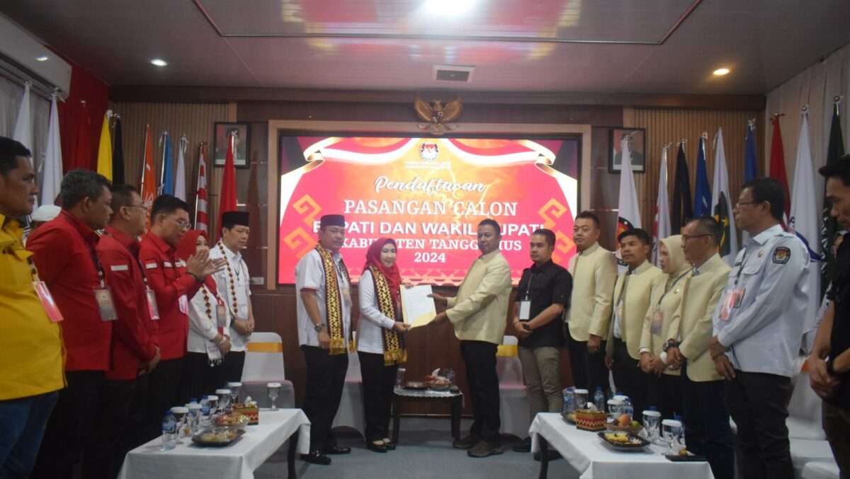 Pasangan Damar (Dewi Handajani - Ammar Siradjudddin) saat mendaftar ke KPU Tanggamus, Kamis 29 Agustus 2024, sore.
