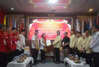 Pasangan Damar (Dewi Handajani - Ammar Siradjudddin) saat mendaftar ke KPU Tanggamus, Kamis 29 Agustus 2024, sore.