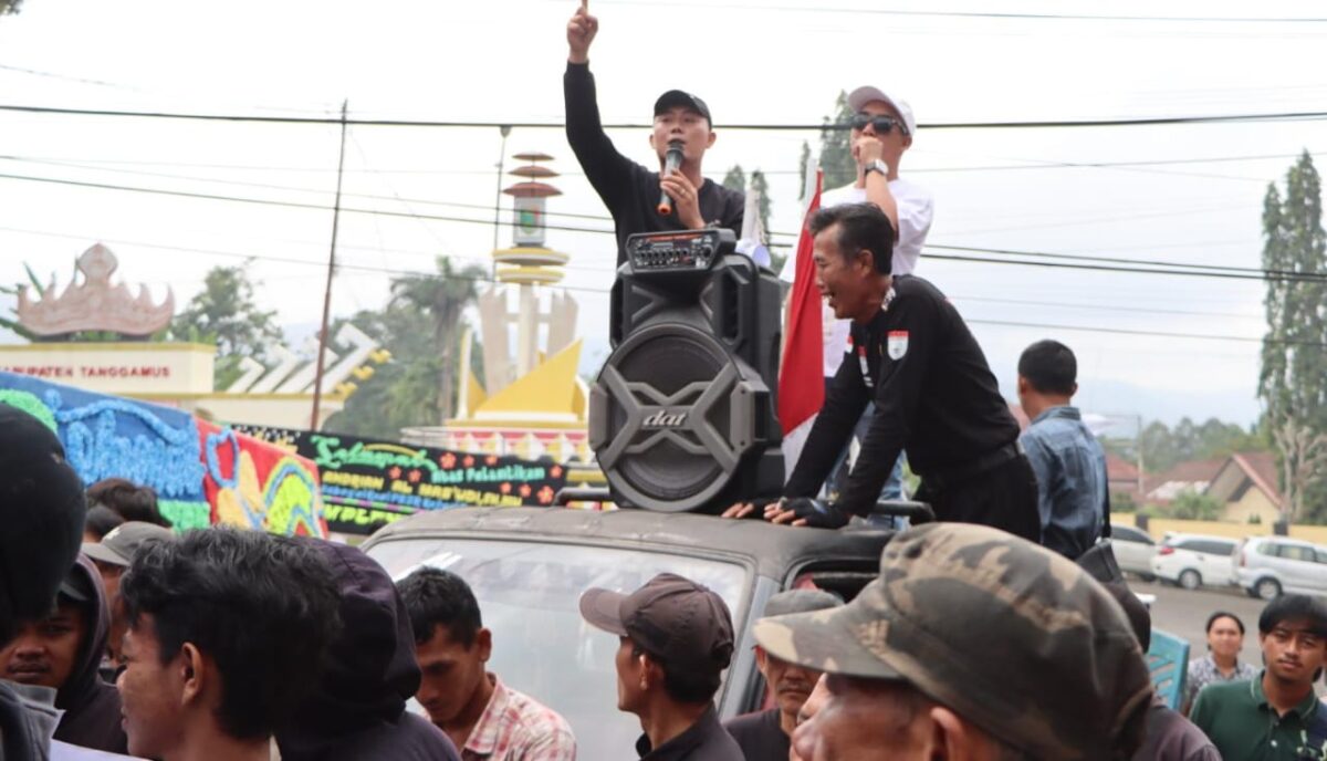 Orator aksi massa di depan Kejaksaan Negeri Tanggamus, Jumat 30 Agustus 2024 | Edi Hidayat /Media Prioritastv.com.