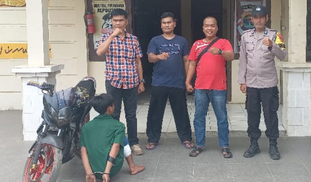 Tersangka AC usai diamankan Polsek Bengkunat Pesisir Barat, Jumat 30 Agustus 2024.