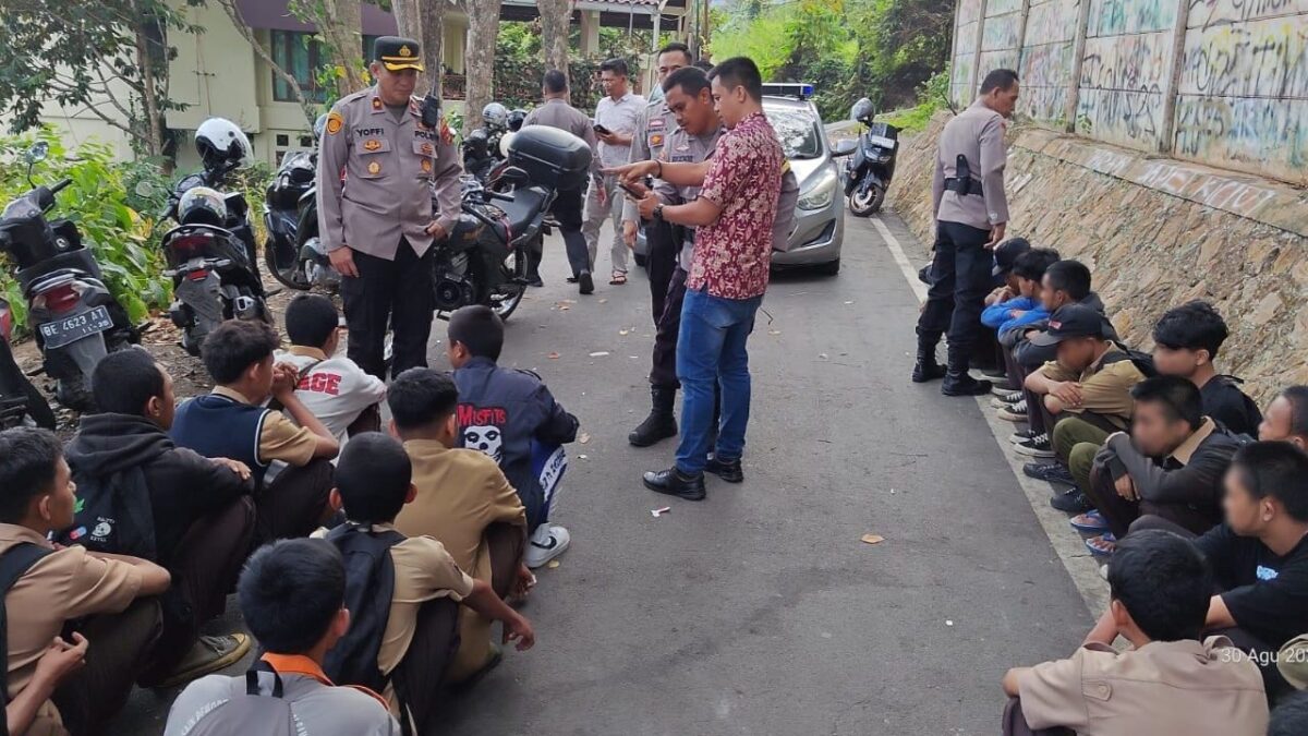 Puluhan pelajar saat diamankan di Polsek Teluk Betung Utara, Bandar Lampung, Jumat 30 Agustus 2024.