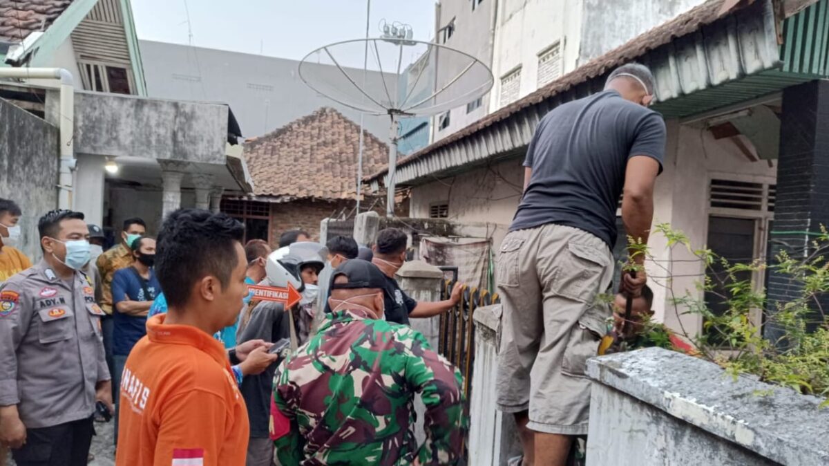 Perugas yang sedang berusaha masuk ke rumah korban, Jumat 30 Agustus 2024, sore.