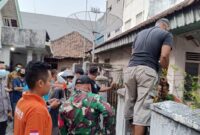 Perugas yang sedang berusaha masuk ke rumah korban, Jumat 30 Agustus 2024, sore.