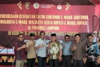 Saleh Asnawi didampingi tim pemenangan usai pemeriksaan kesehatan di RSUAM Bandar Lampung, Sabtu 31 Agustus 2024.