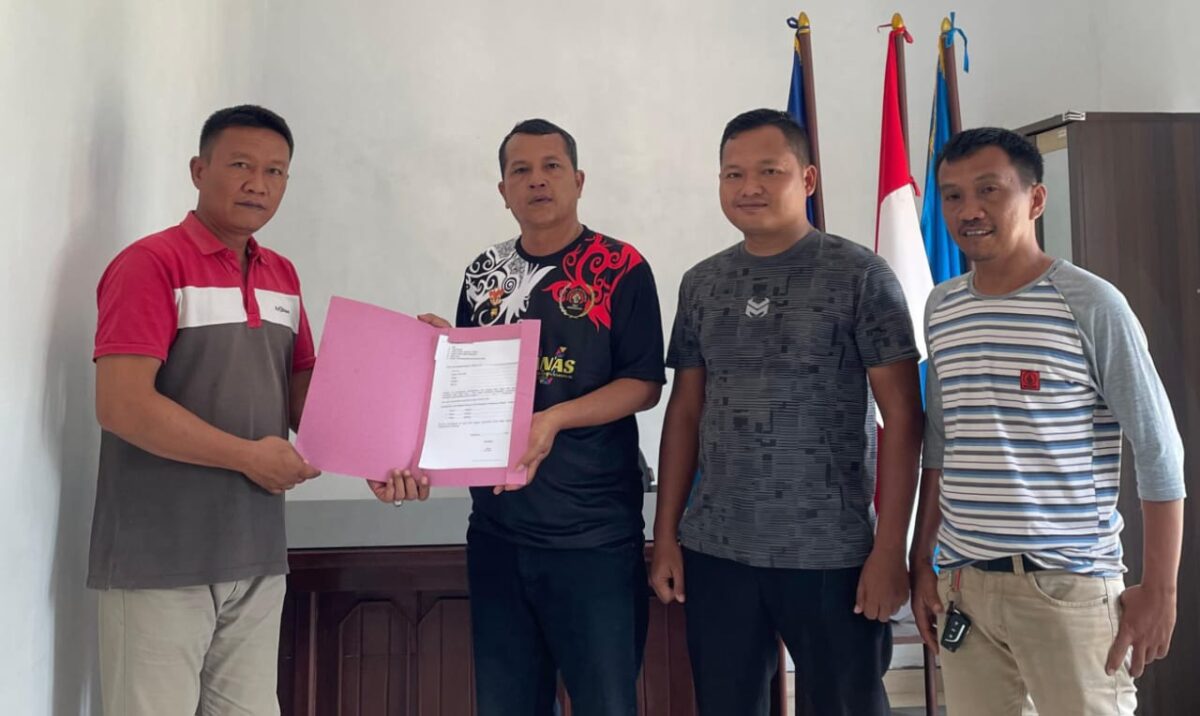 Wahyu Giri Wiladatika saat mengambil formulir penjaringan Ketua PWI Pringsewu, Sabtu 31 Agustus 2024.