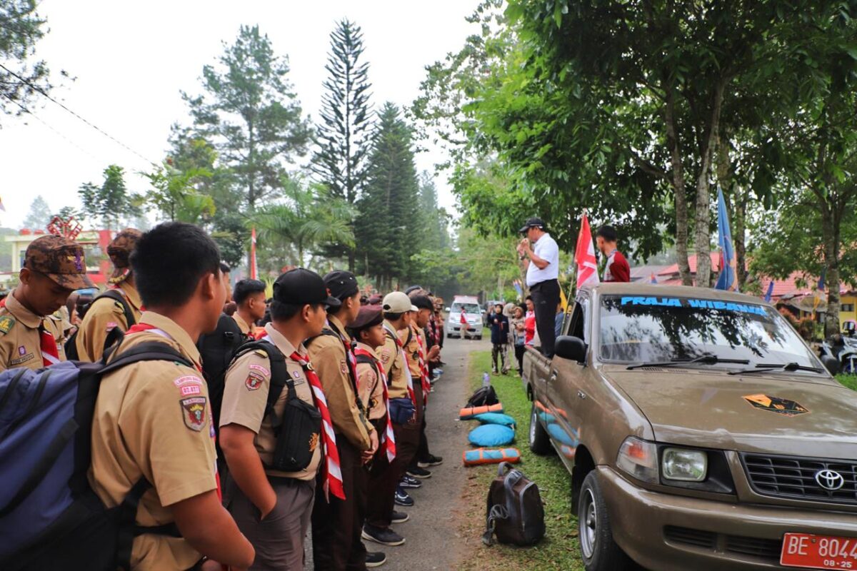 Pramuka Lampung Barat saat dilepas Pj Bupati Nukman, Sabtu 31 Agustus 2024.