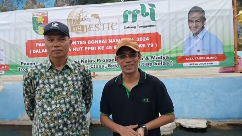 Andi Wijaya Sekretaris PPBI Bandar Lampung didampingi Ketua PPBI Tanggamus Ari Yuda saat cerita bonsai, Sabtu 30 Agustus 2024 | Herdi/Media Prioritastv.com.