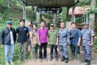 Kadis Pariwisata Kabupaten Tanggamus Suyanto saat meninjau area calon titik Paralayang bersaam TNI AL dan RPU di Kecamatan Semaka, 20 Agustus 2024 | Herdi/Media Prioritastv.com.