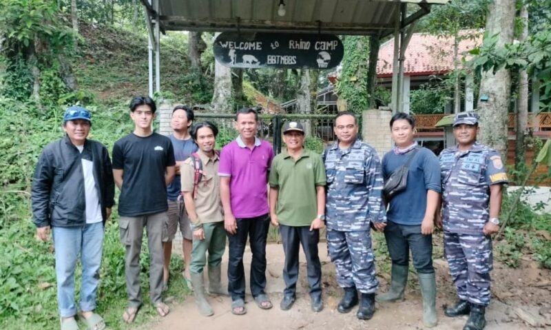Kadis Pariwisata Kabupaten Tanggamus Suyanto saat meninjau area calon titik Paralayang bersaam TNI AL dan RPU di Kecamatan Semaka, 20 Agustus 2024 | Herdi/Media Prioritastv.com.
