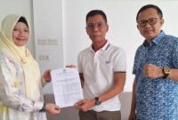 Sekertaris DPD l Golkar Lampung Ismet Roni menyerahkan SK Rekomendasi secara terhadap Ririn Kuswantari dan Wiriawan Sada Melindra, Cakada Pringsewu, Minggu 4 Agustus 2024.